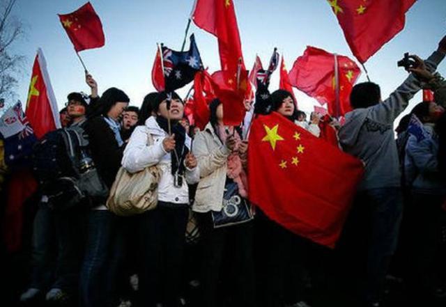 沙滩游玩的女孩们